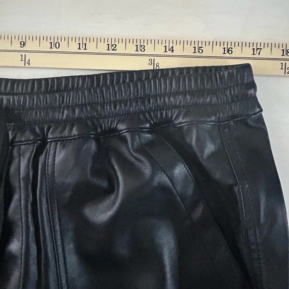 NWOT Blank NYC faux vegan leather cargo/utility style pants. Women’s 31 (12).